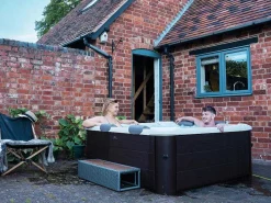 Bruine Halfharde Spa Met 6 Plaatsen Met Accessoires - 120 Stralen - L160 X B160 X H65 Cm - Makemo Van-Mspa Best