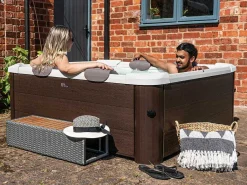 Bruine Halfharde Spa Met 6 Plaatsen Met Accessoires - 120 Stralen - L160 X B160 X H65 Cm - Makemo Van-Mspa Best